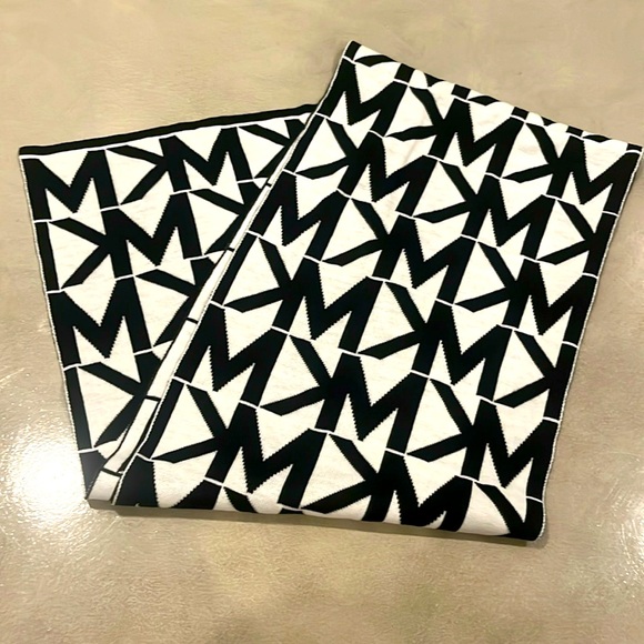 Michael Kors scarf - Picture 1 of 3